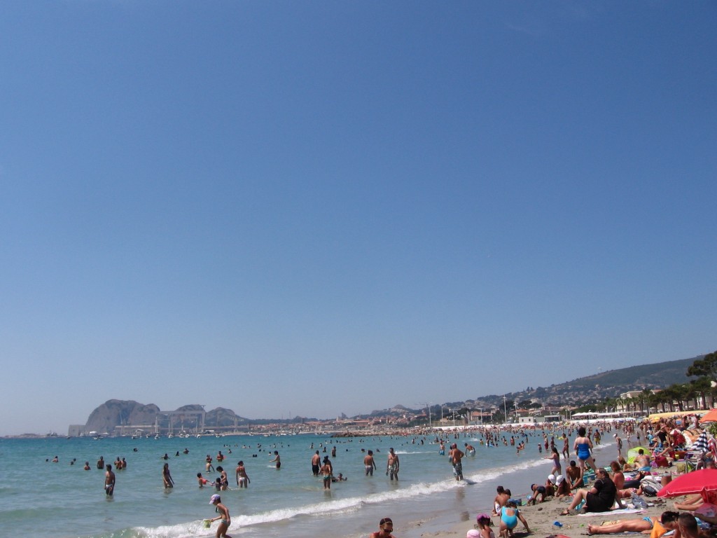 Busy beaches on the Mediterranean Sea. La Ciotat, southern France. Photo: Pieter Verbeek.